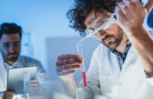 Scientist Lab Pipette (c) istockphoto_sanjeri